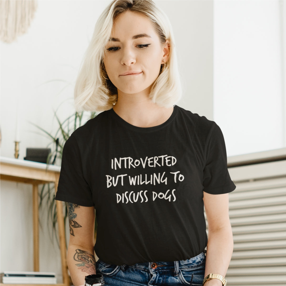 Juodi UNISEX marškinėliai "Introverted"