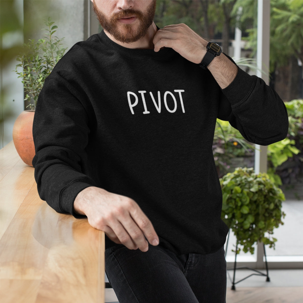 Juodas UNISEX džemperis be gobtuvo "Pivot"