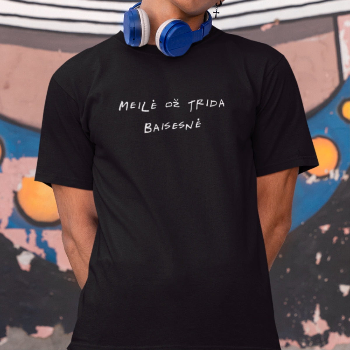 Juodi UNISEX marškinėliai su žemaitišku užrašu "Meilė ož trida baisesnė"