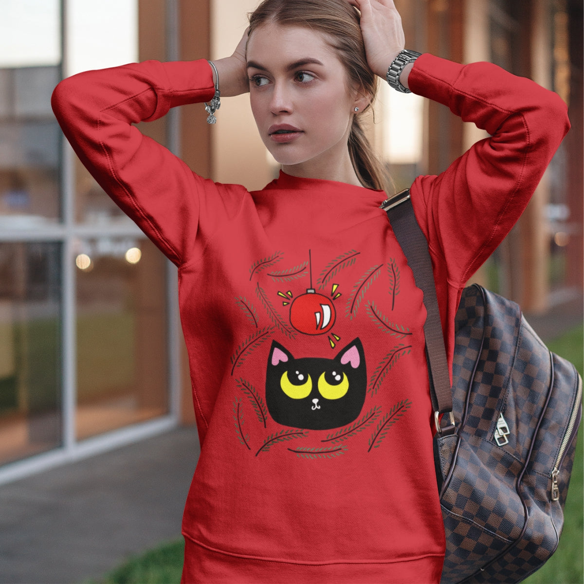 Raudonas Kalėdinis UNISEX džemperis be gobtuvo "Katinėlis su žaisliuku"