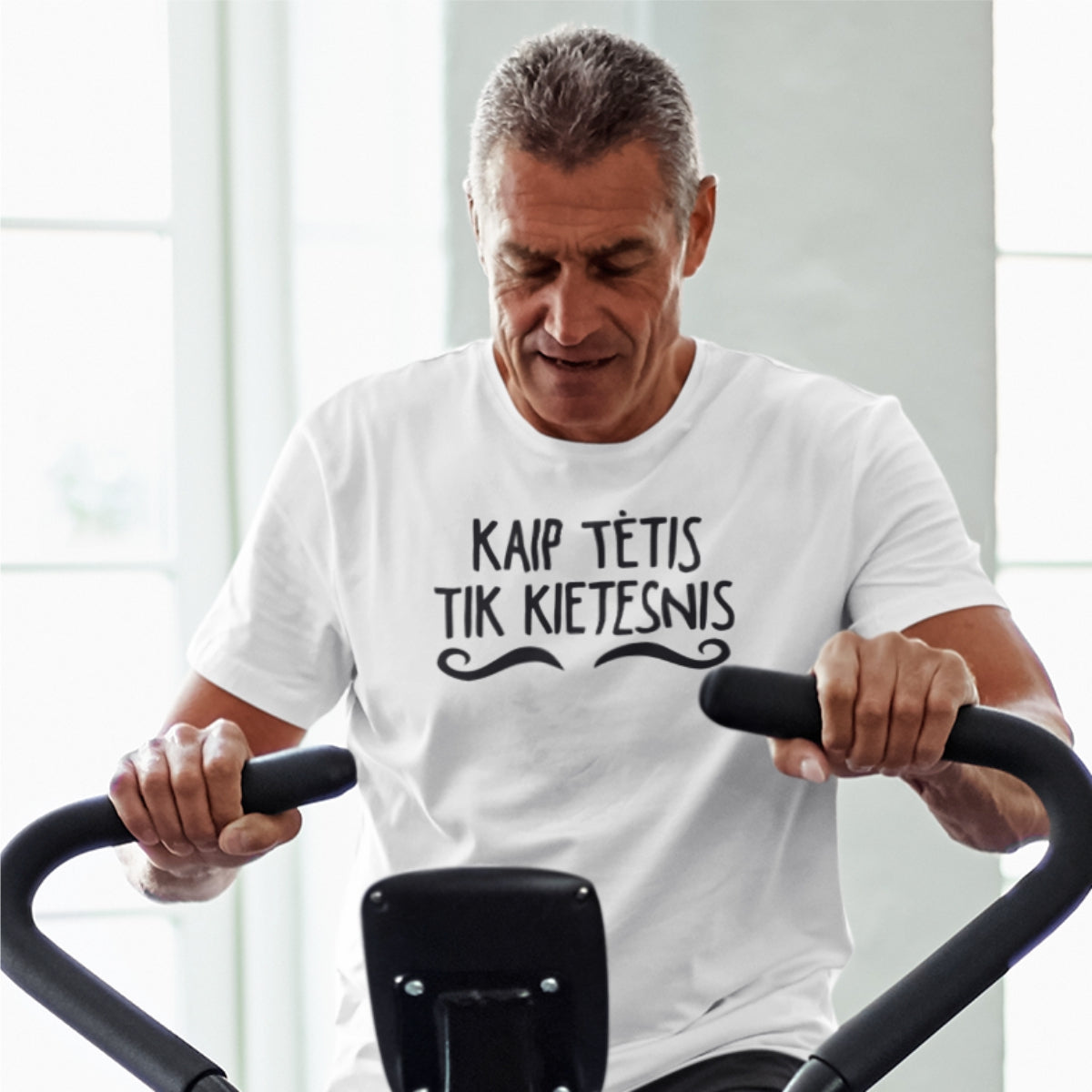 Balti marškinėliai tėčiui ir seneliui "Kaip tėtis, tik kietesnis"