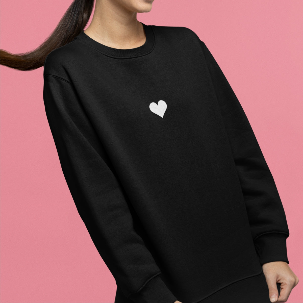 Juodas džemperis be gobtuvo su plėvele "Balta širdutė"