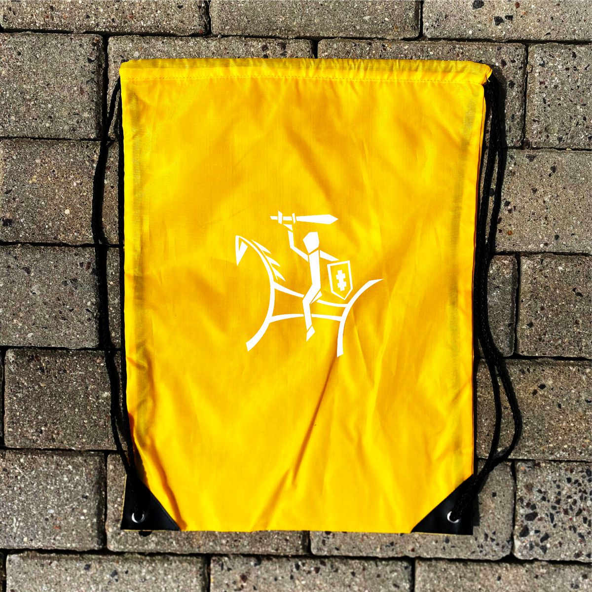 Geltona sportinė kuprinė su balta aplikacija "Abstraktus Vytis“