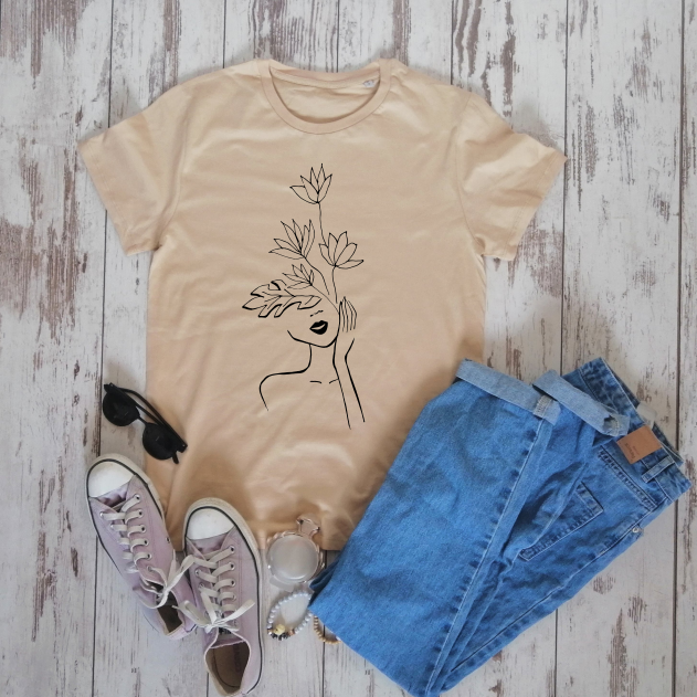 Smėlio spalvos ekologiškos medvilnės marškinėliai "Abstrakti mergina su gėlėmis"