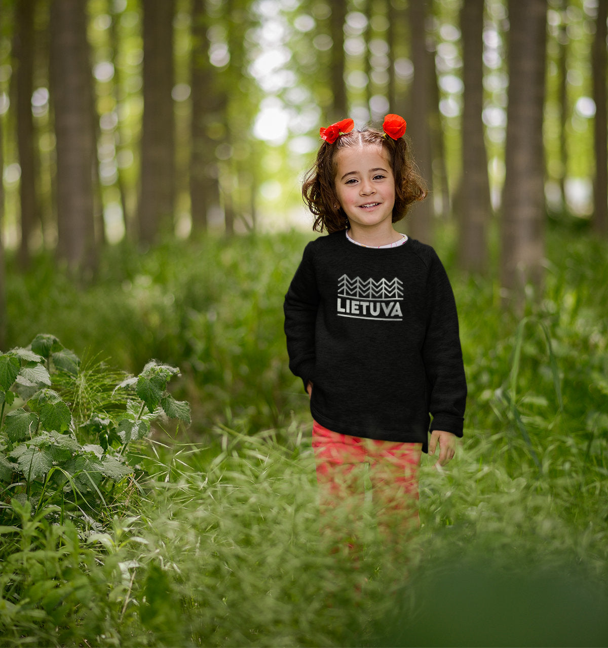 Vaikiškas juodas džemperis su sidabriniu marginimu "Lietuvos miškas"