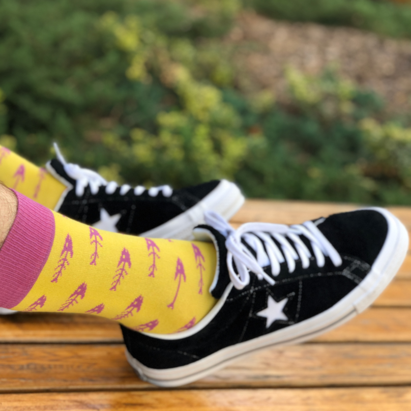 Žuvies kaulas - Linksmos geltonos kojinės vyrams (Penguin socks)