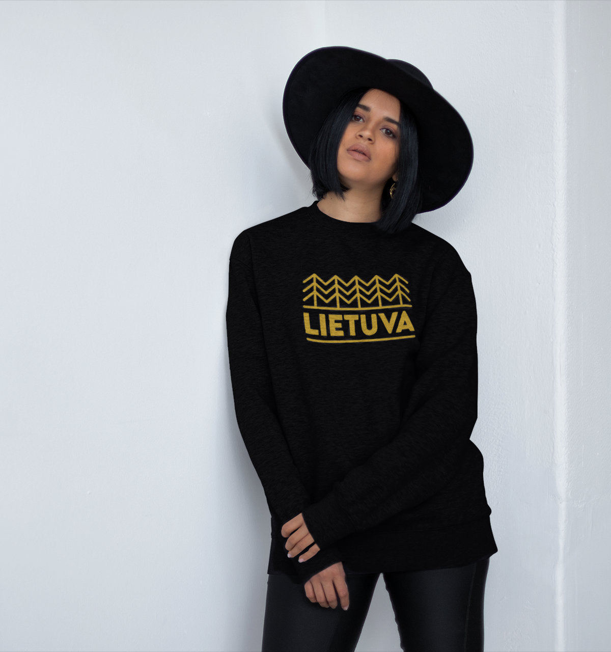 Juodas džemperis be gobtuvo su geltonu veliūriniu marginimu "Lietuvos miškas“
