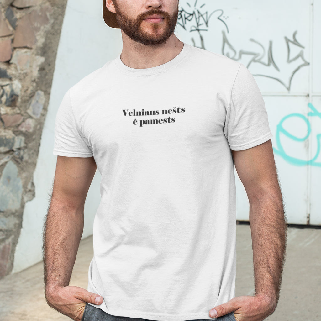 Balti marškinėliai su žemaitišku užrašu "Velniaus nešts ė pamests"