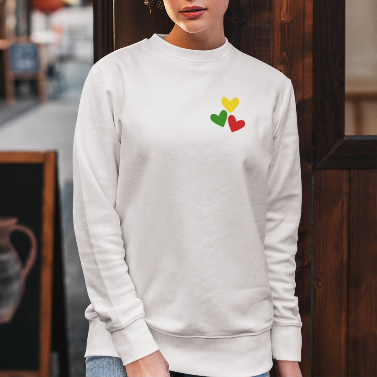 Baltas UNISEX džemperis be kapišono "Trys lietuviškos širdelės" ŠIURPNAČIO PASIŪLYMAS (L)
