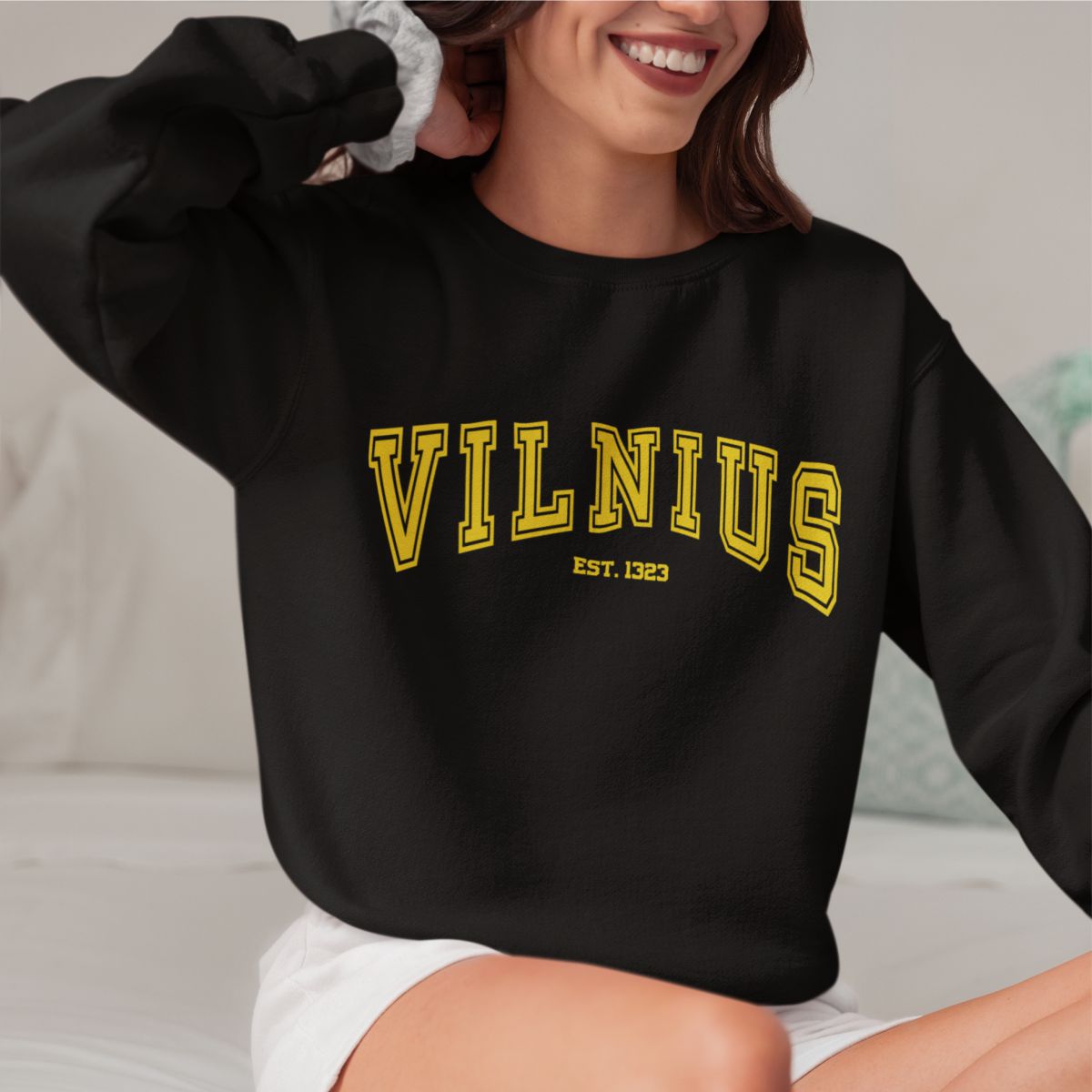 Juodas džemperis be gobtuvo "Vilnius est"