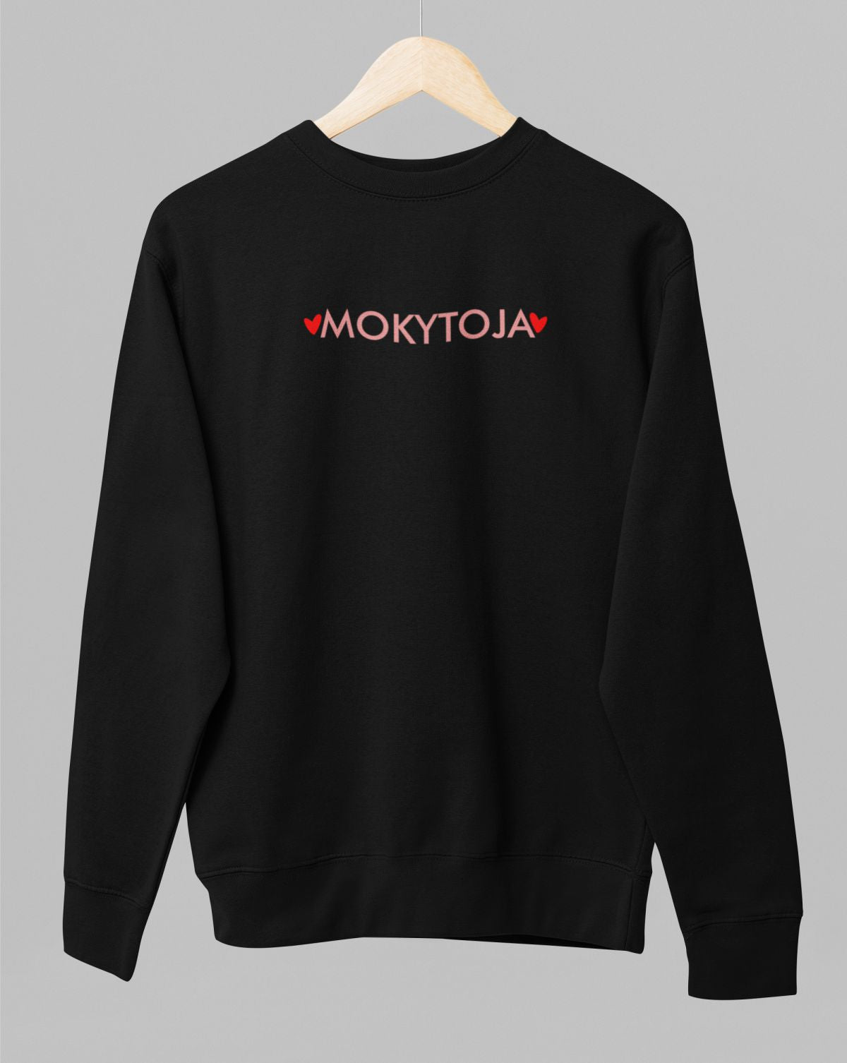Juodas UNISEX džemperis be gobtuvo "Mokytoja su širdelėm"