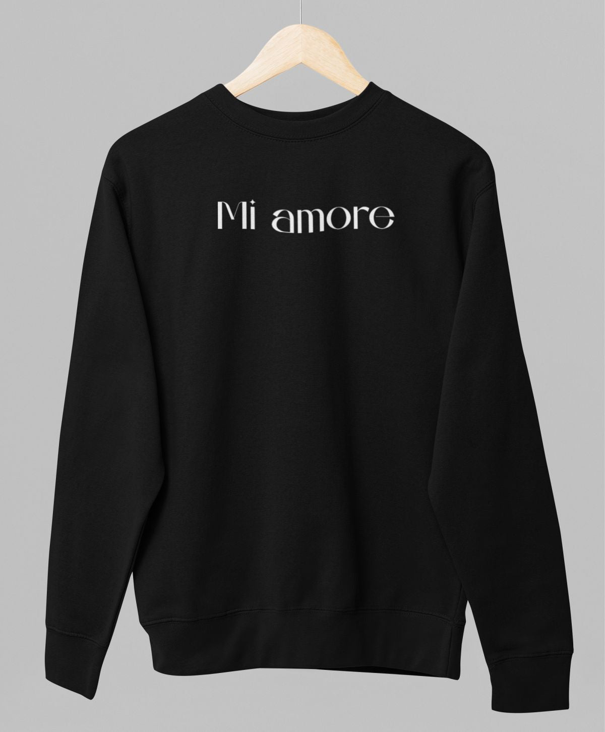 Juodas džemperis be gobtuvo "Mi amore"