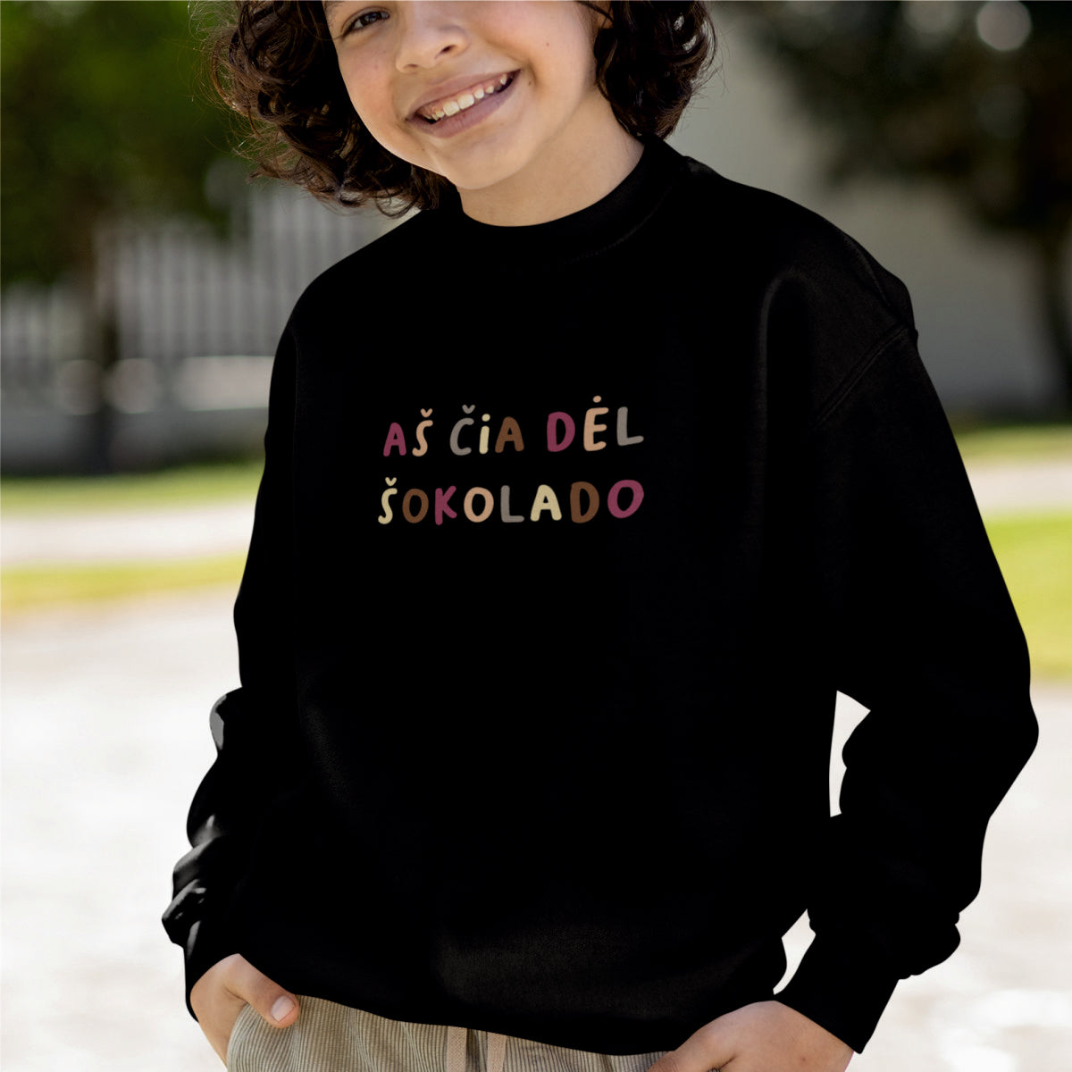 Vaikiškas juodas kalėdinis džemperis "Aš čia dėl šokolado"