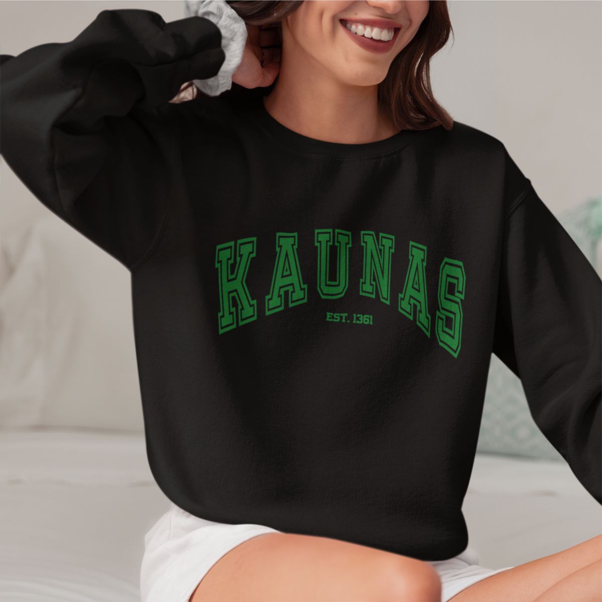 Juodas džemperis be gobtuvo "Kaunas est"