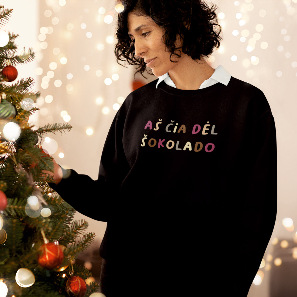 Juodas kalėdinis UNISEX džemperis "Aš čia dėl šokolado"