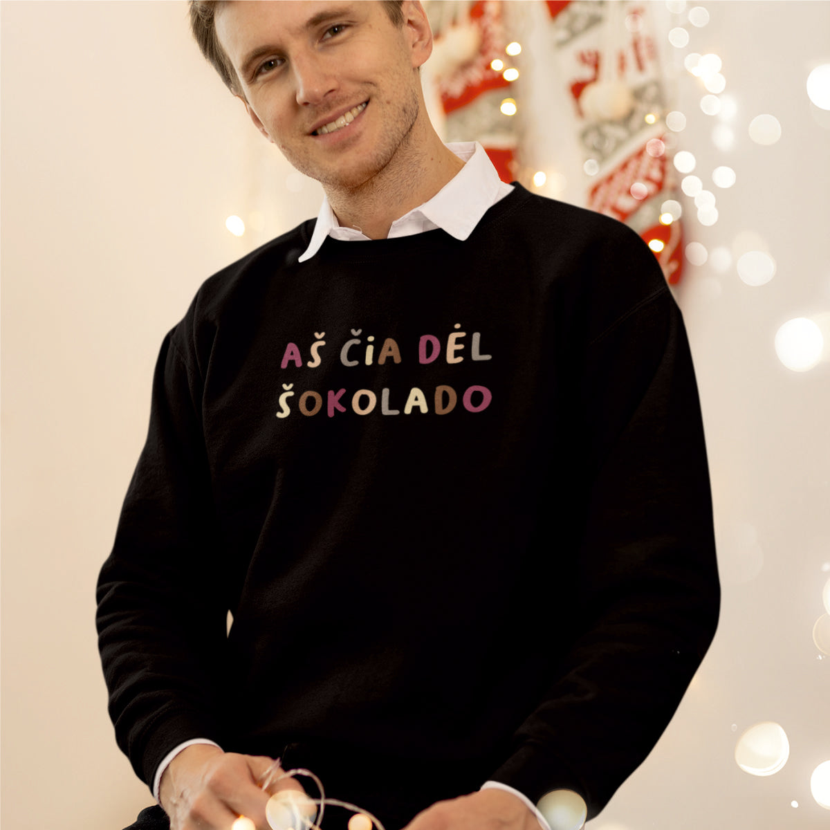 Juodas kalėdinis UNISEX džemperis "Aš čia dėl šokolado"