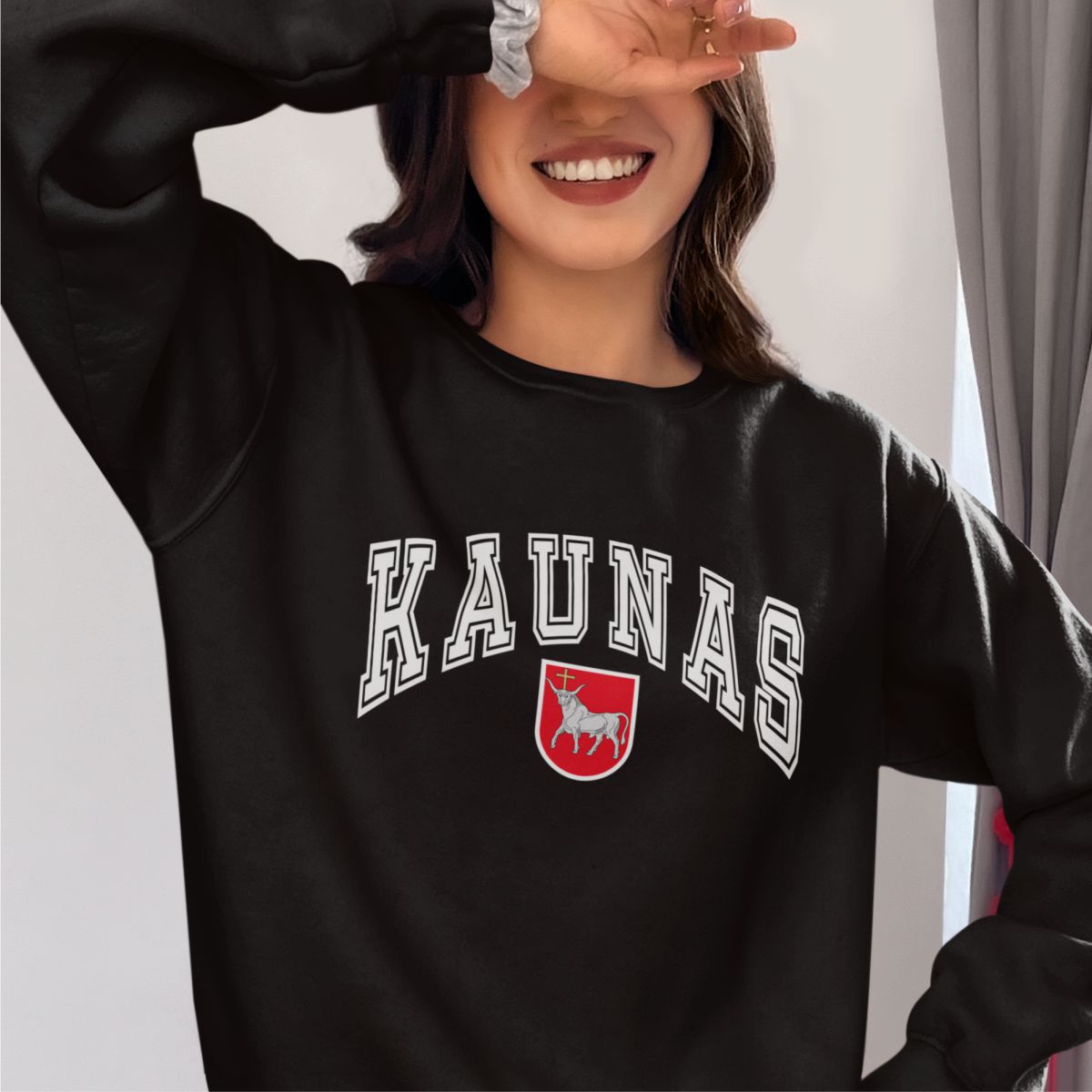 Juodas džemperis be gobtuvo "Kaunas su herbu"