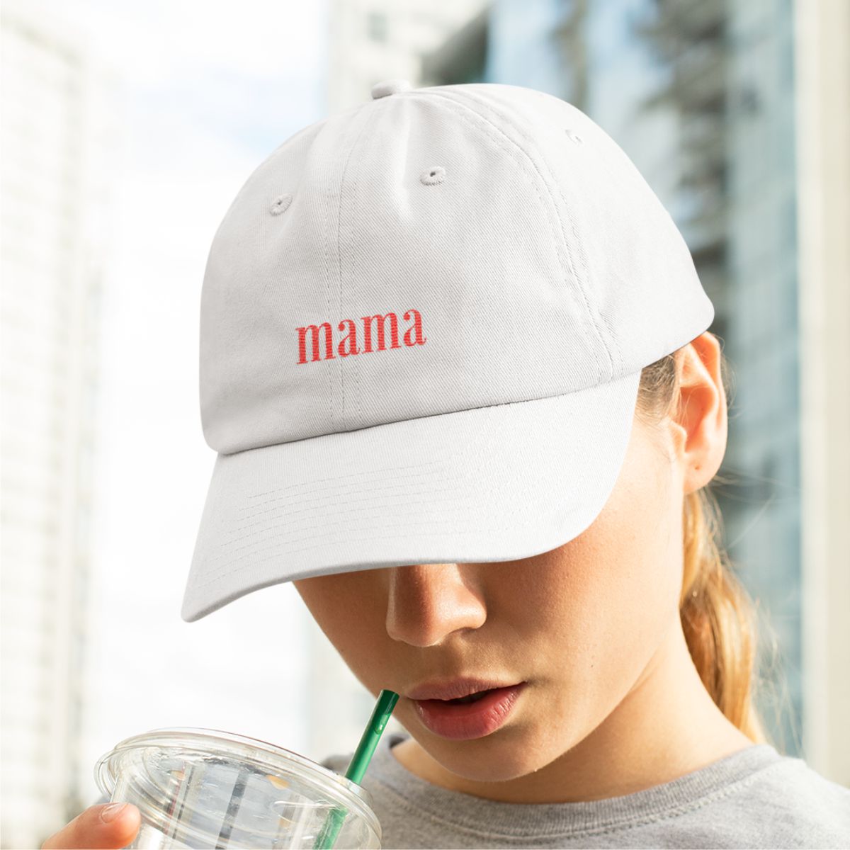 Balta kepurė su snapeliu "Raudona mama"
