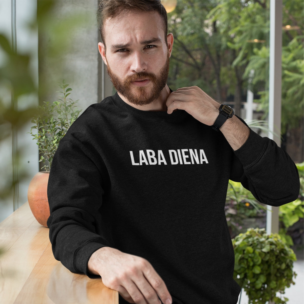 Juodas UNISEX džemperis be gobtuvo "Laba diena"