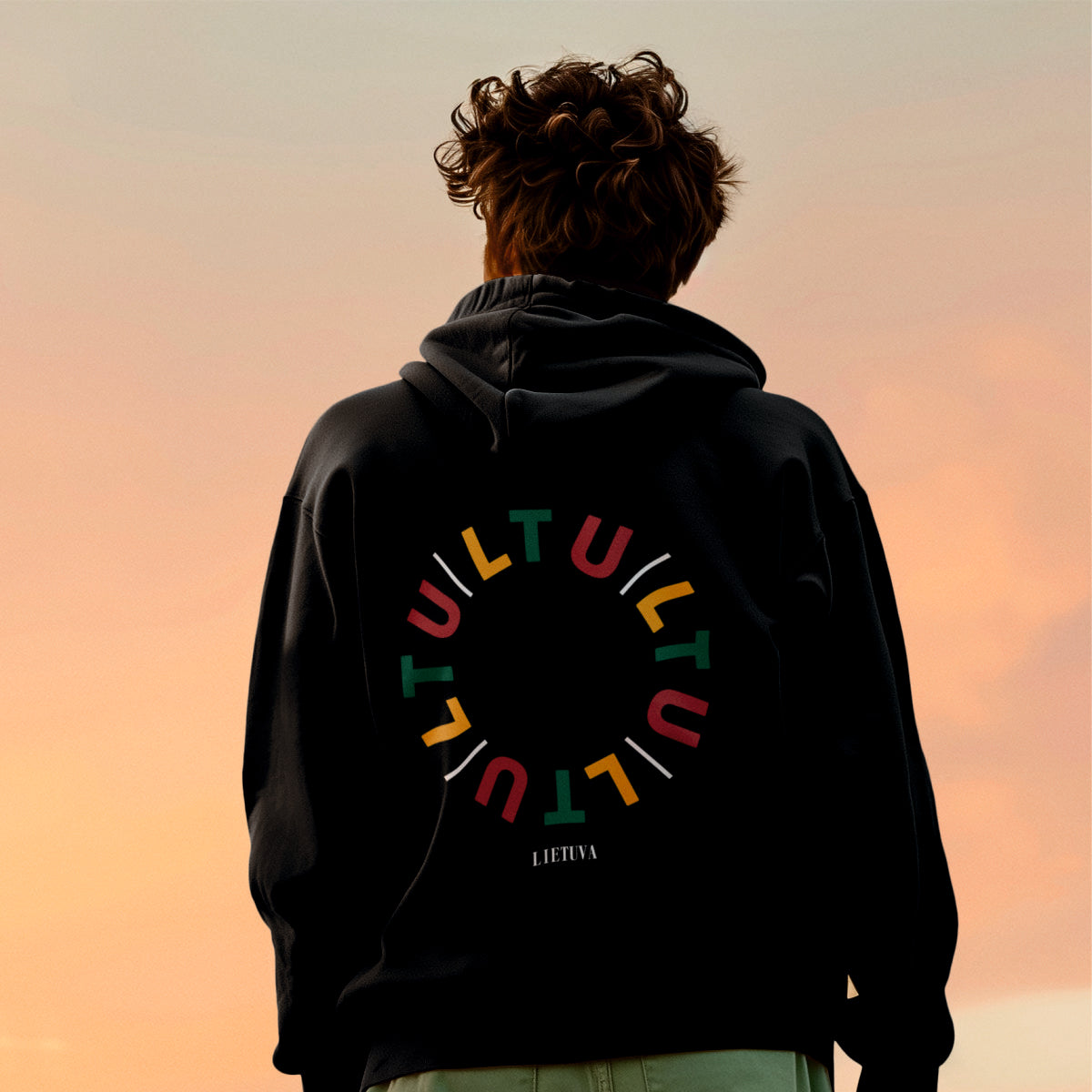 Juodas džemperis su gobtuvu ir spauda ant nugaros "Lietuvybė“