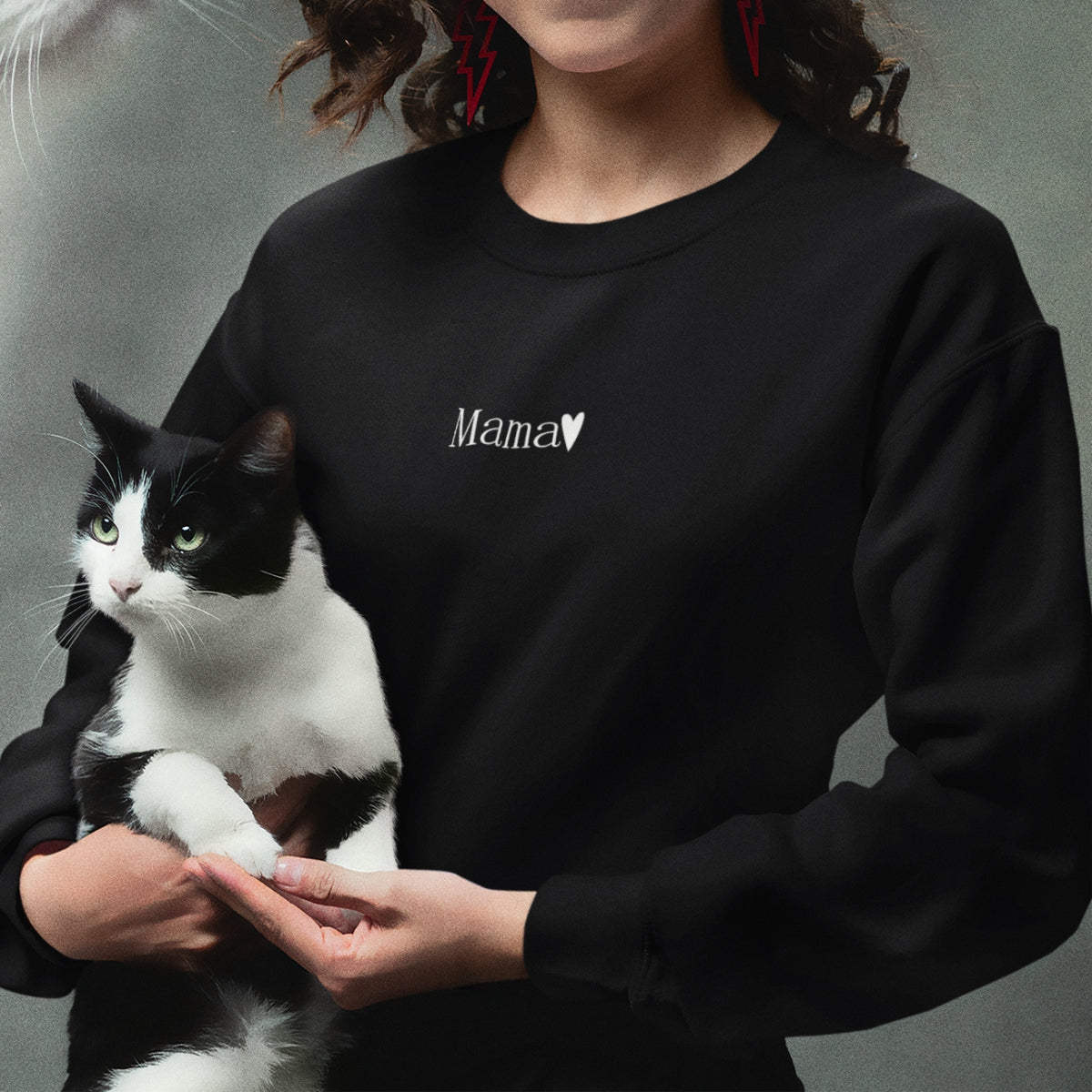 Juodas džemperis be gobtuvo "Minimalistinė mama"