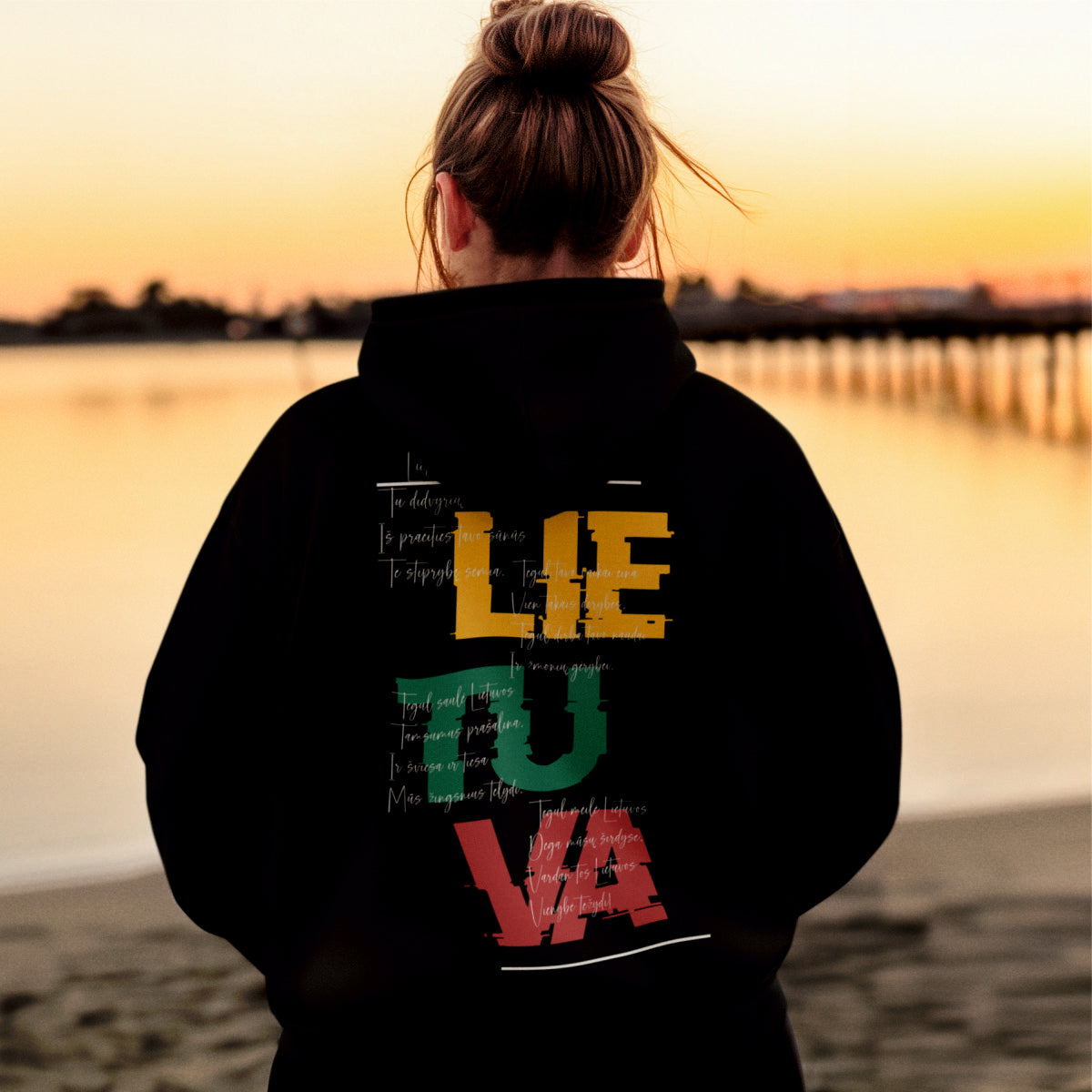 Juodas džemperis su gobtuvu ir spauda ant nugaros "Lietuva, Tėvyne mūsų“