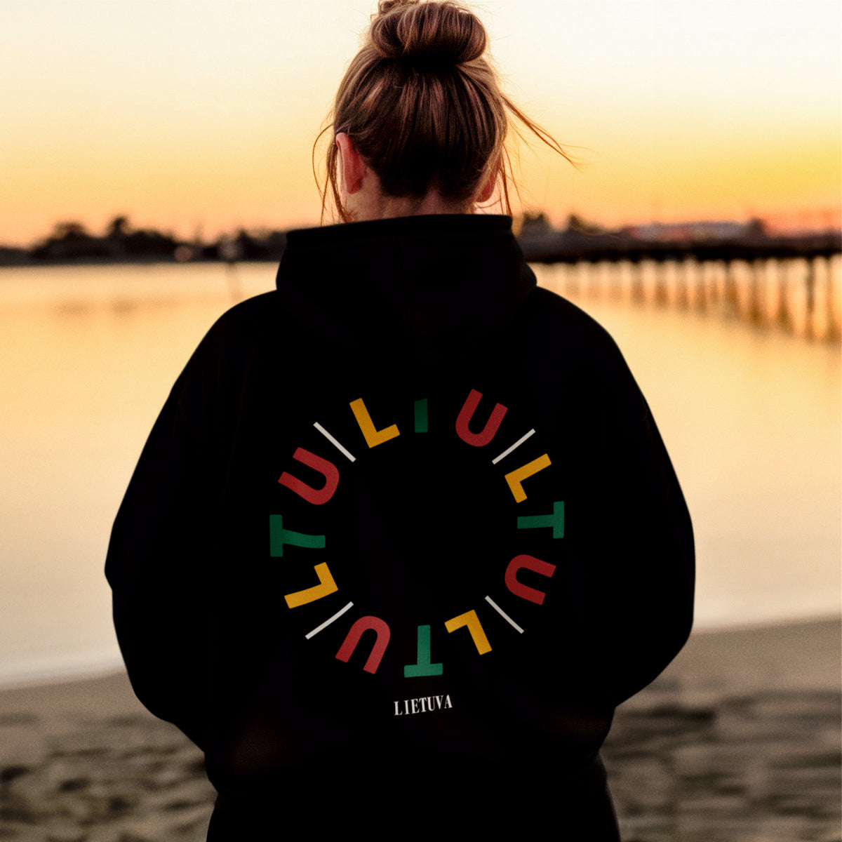 Juodas džemperis su gobtuvu ir spauda ant nugaros "Lietuvybė“