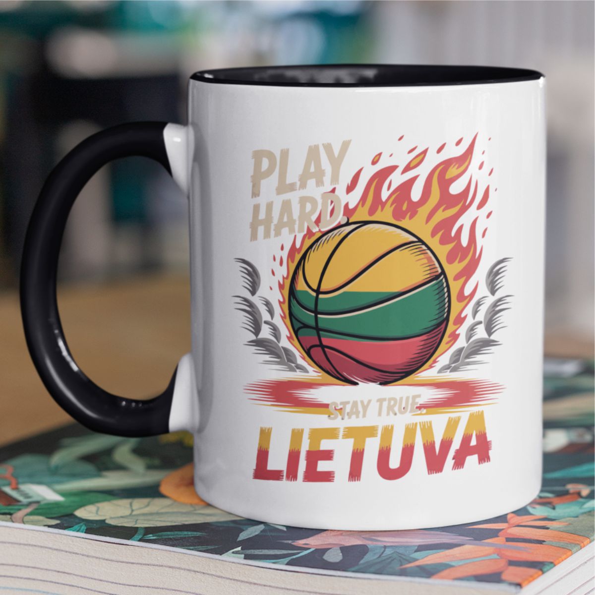 Puodelis juodu vidumi su spauda "Play hard"