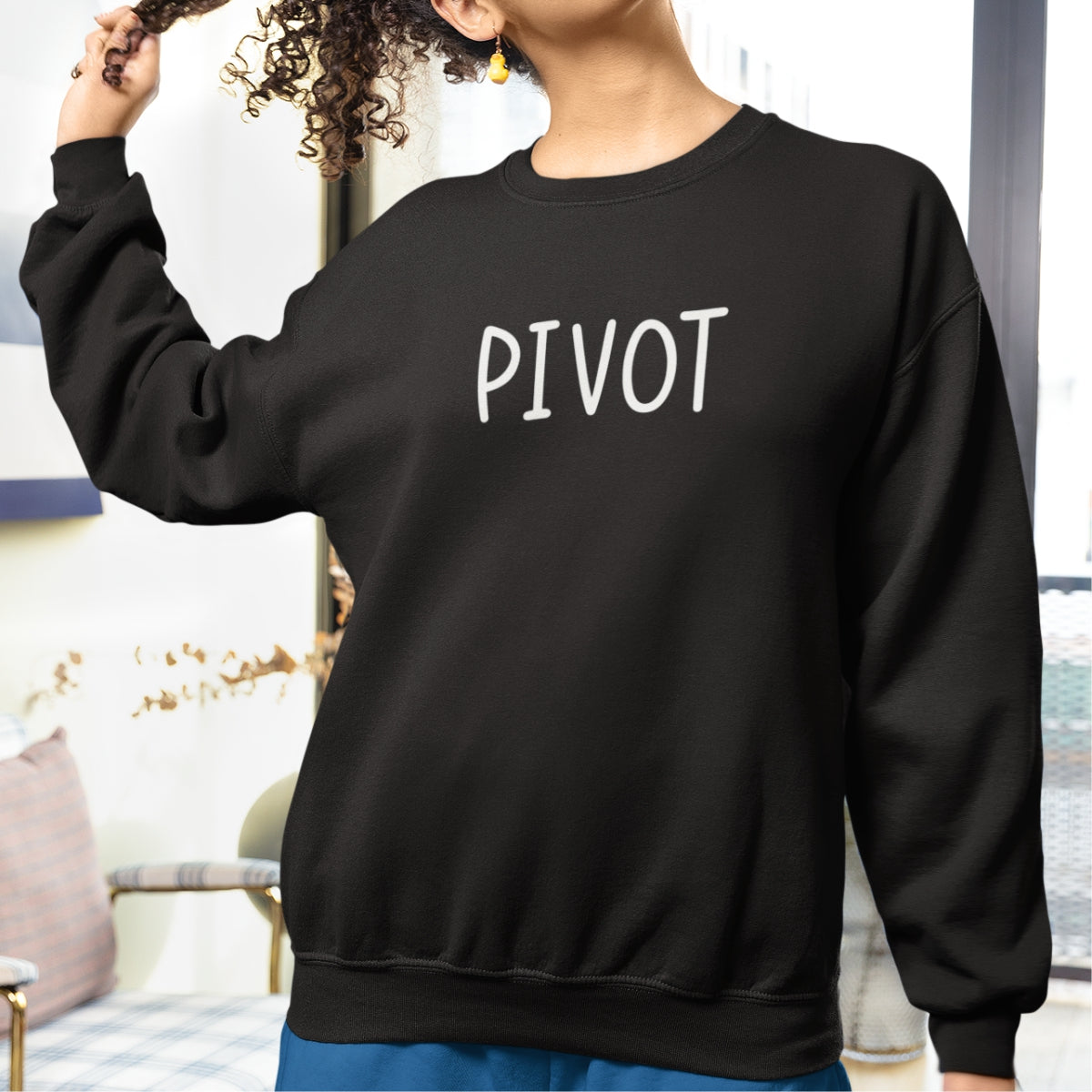 Juodas UNISEX džemperis be gobtuvo "Pivot"