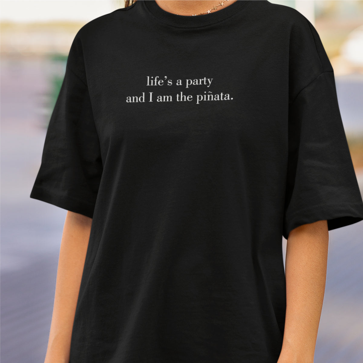 Juodi UNISEX OVERSIZED marškinėliai "Life's a party"