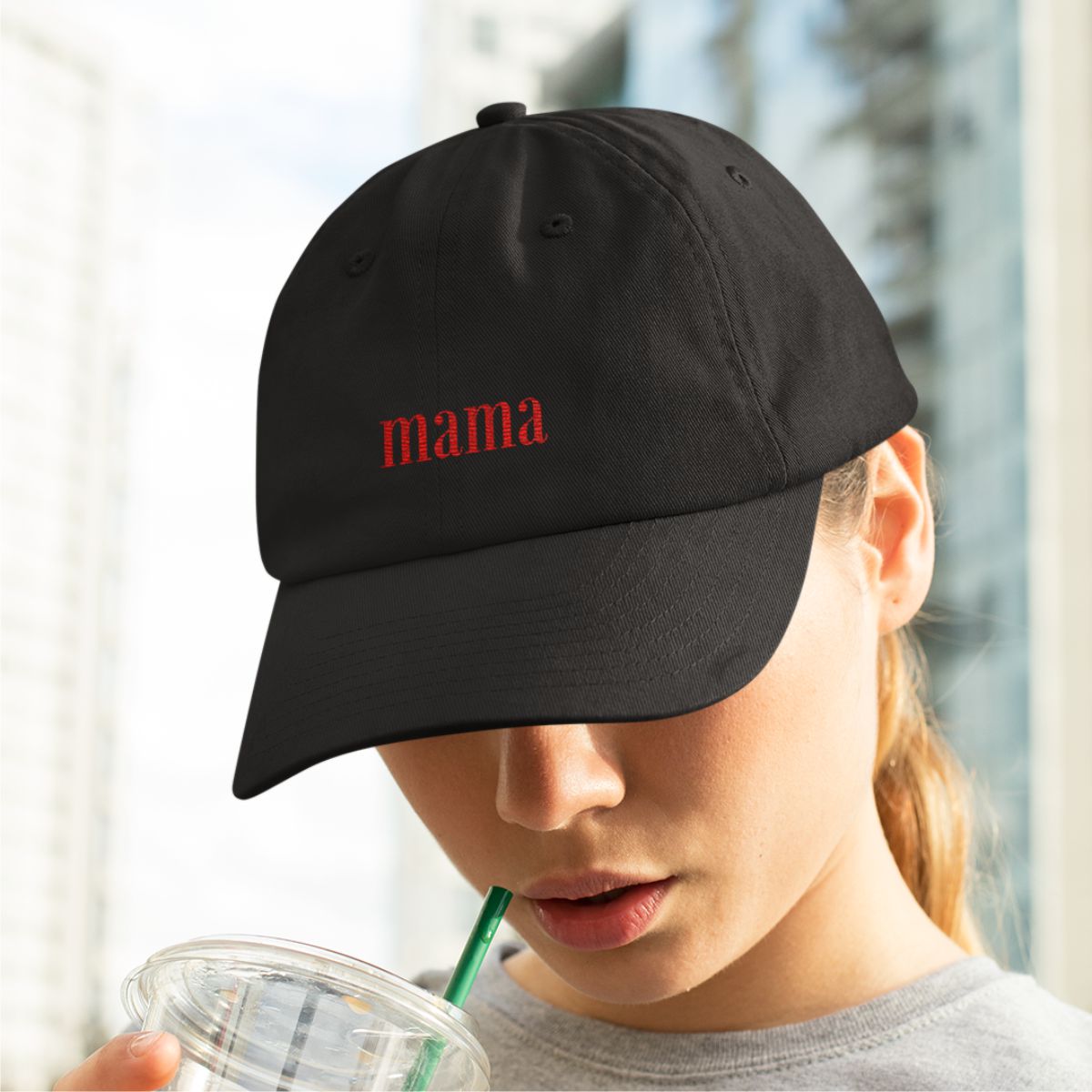 Juoda kepurė su snapeliu "Raudona mama"