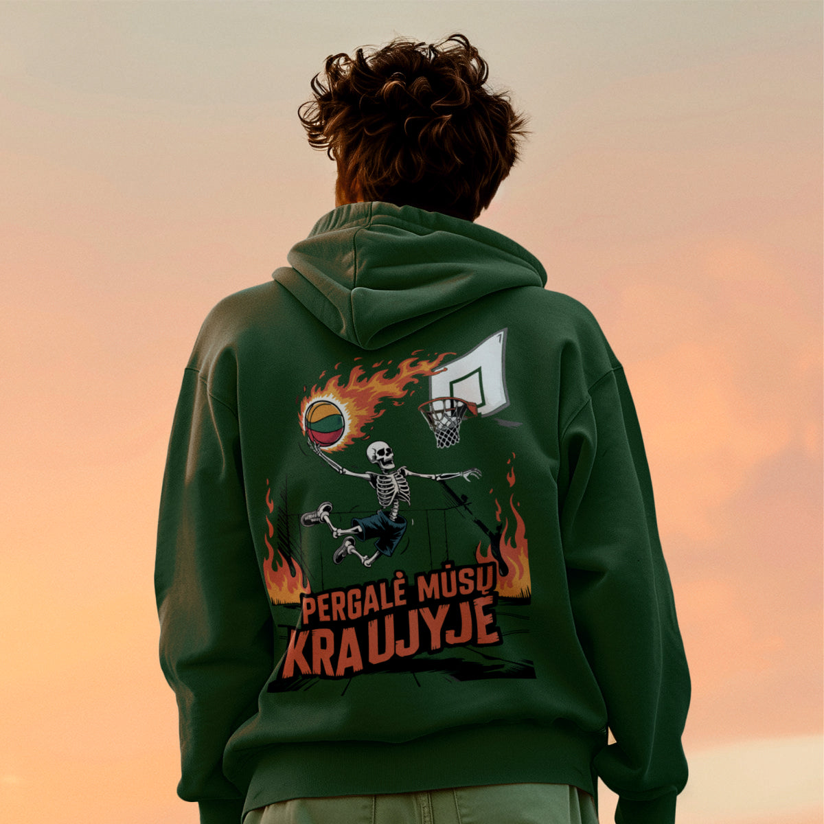 Tamsiai žalias džemperis su gobtuvu ir spauda ant nugaros "Pergalė mūsų kraujyje“