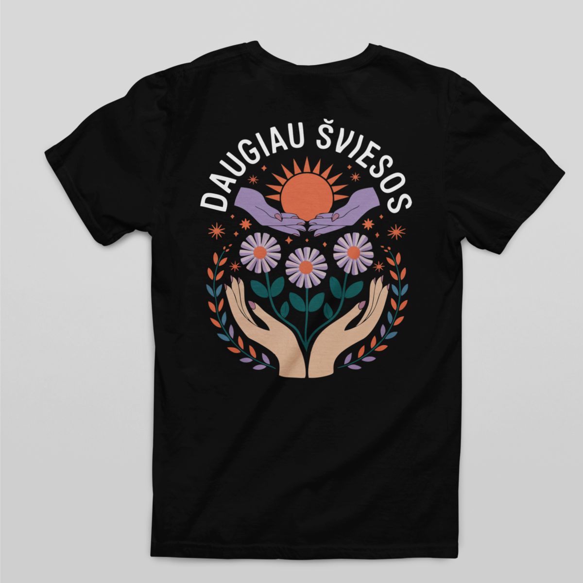 Juodi UNISEX marškinėliai su spauda ant nugaros "Daugiau šviesos"