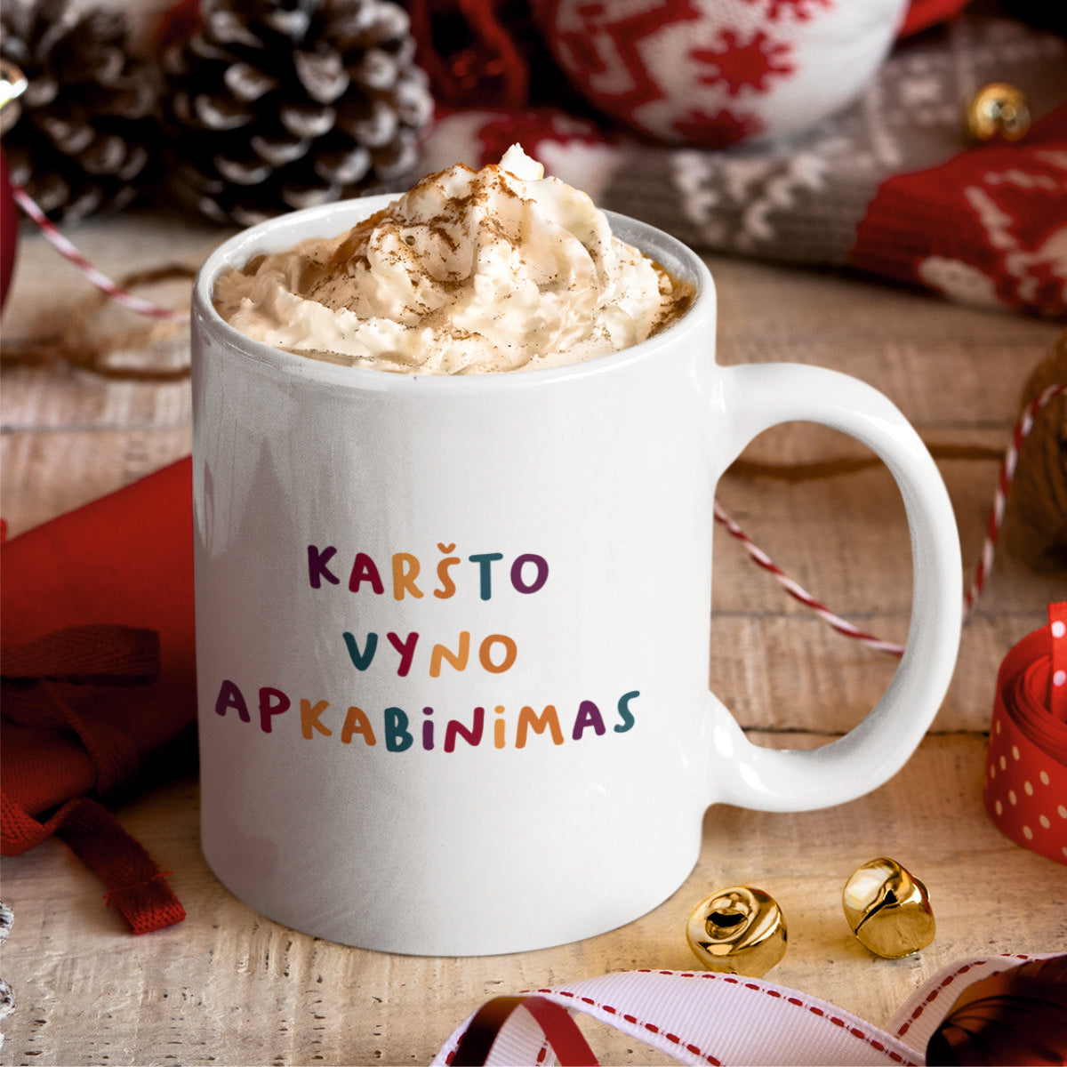 Puodelis su spauda "Karšto vyno apkabinimas"