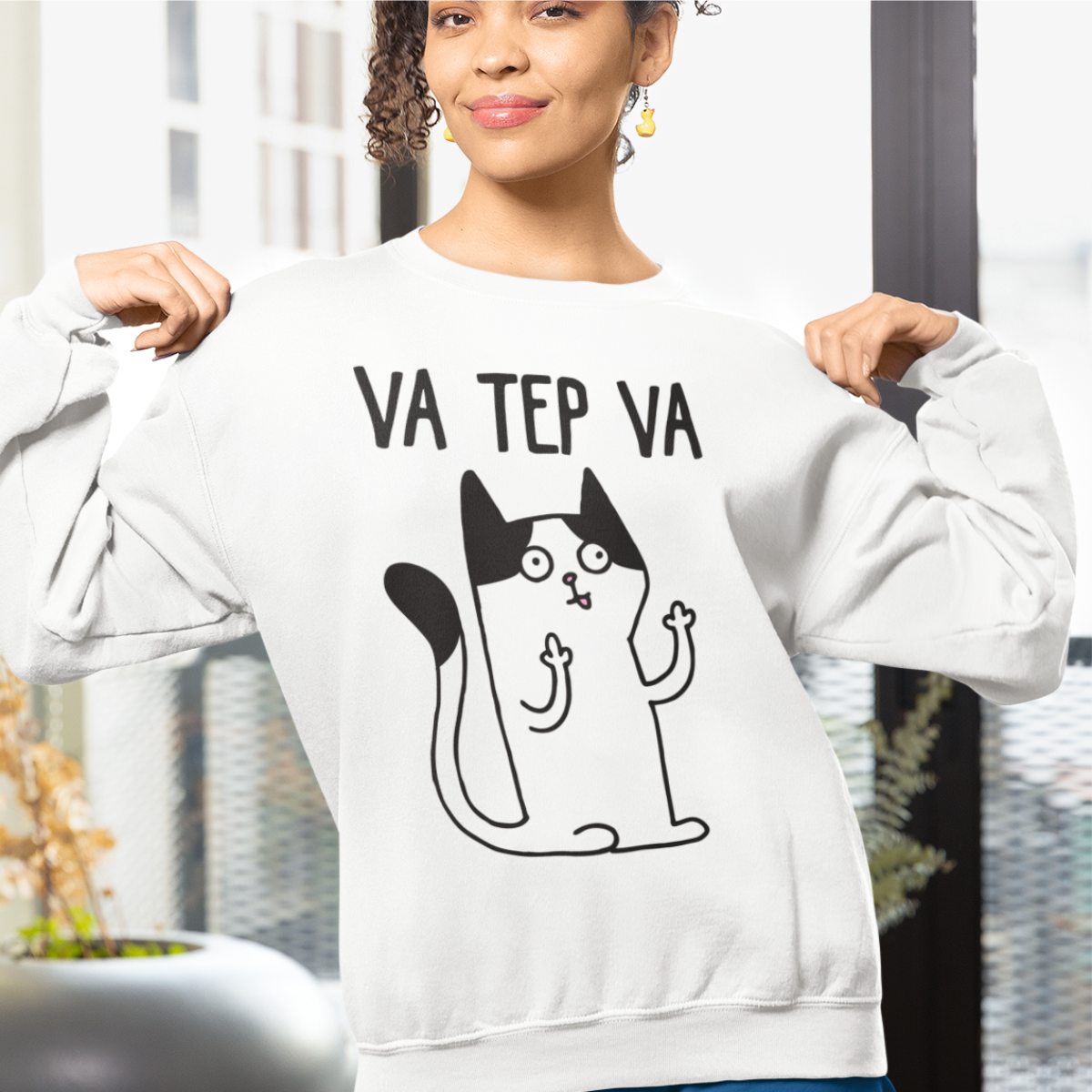 Baltas džemperis be gobtuvo "Va tep va"