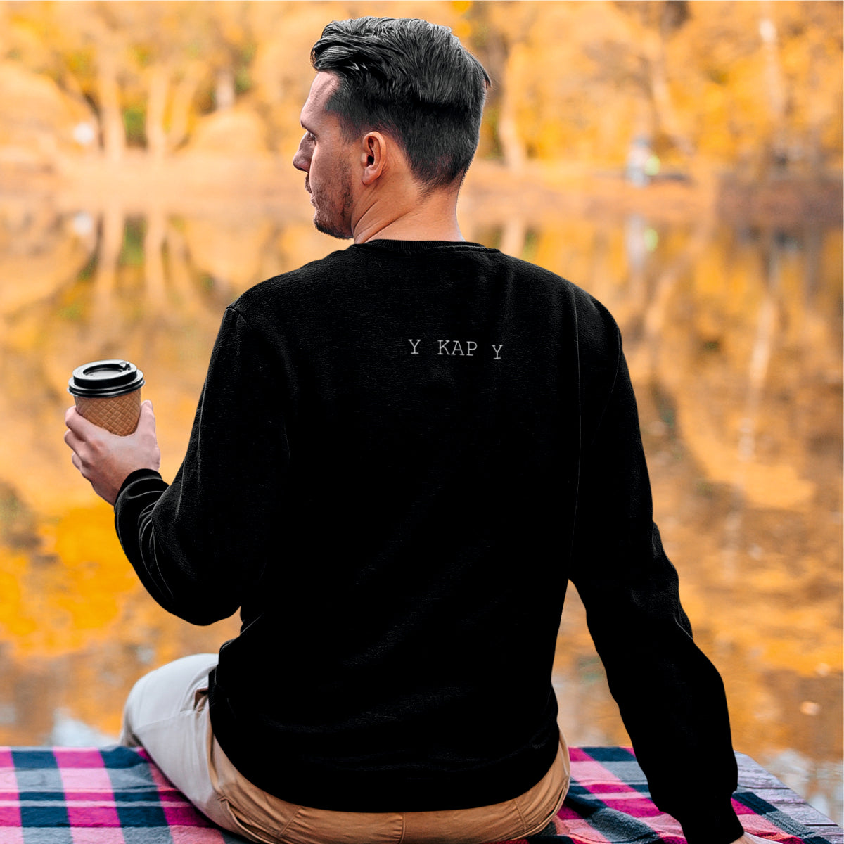 Juodas džemperis be gobtuvo su spauda ant nugaros "Y KAP Y" (XL dydis) JUODOJO PENKTADIENIO pasiūlymas!