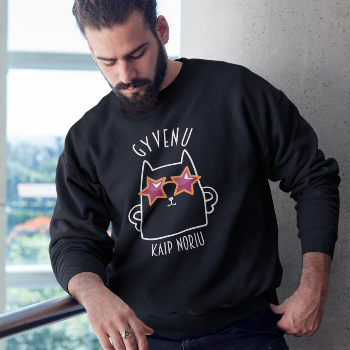Juodas UNISEX džemperis be gobtuvo "Gyvenu kaip noriu NAUJAS"