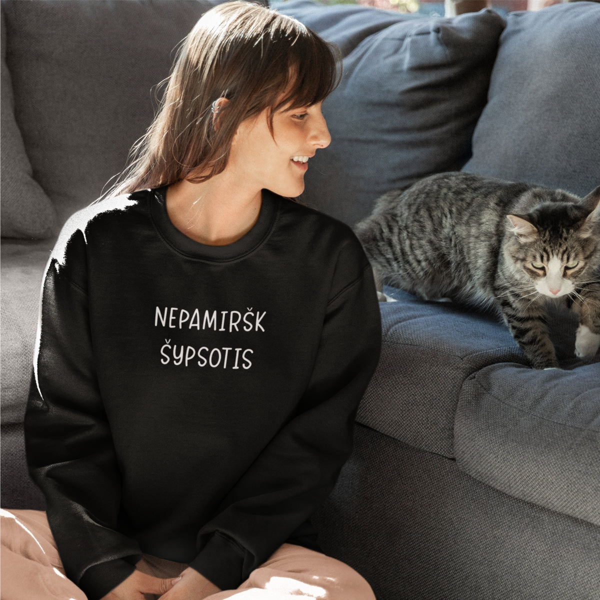 Juodas UNISEX džemperis be gobtuvo "Nepamiršk šypsotis"