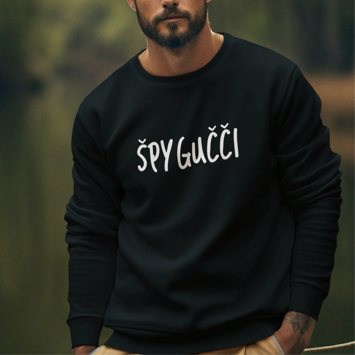 Juodas UNISEX džemperis be gobtuvo "Špygučči"
