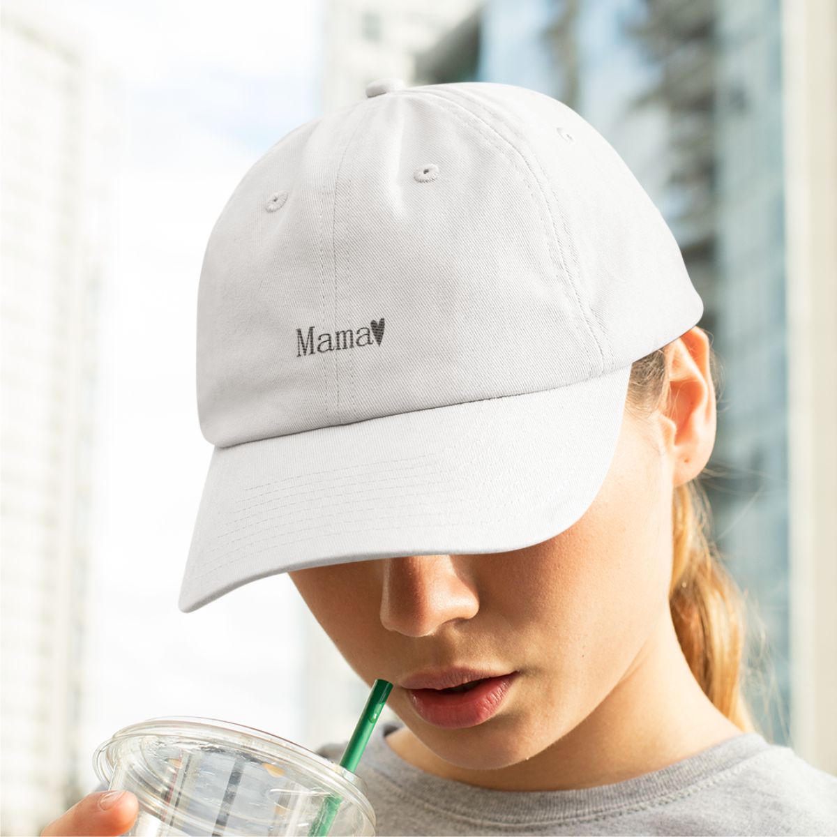 Balta kepurė su snapeliu "Minimalistinė mama"