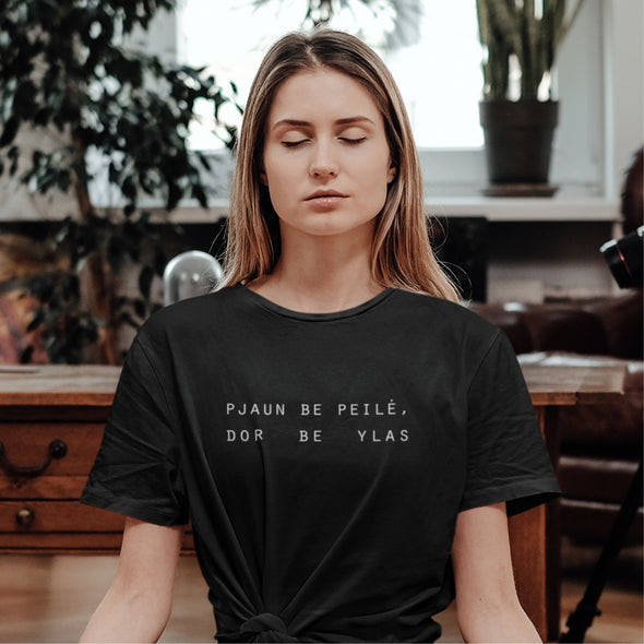 Juodi UNISEX marškinėliai su žemaitišku užrašu "Pjaun be peilė"