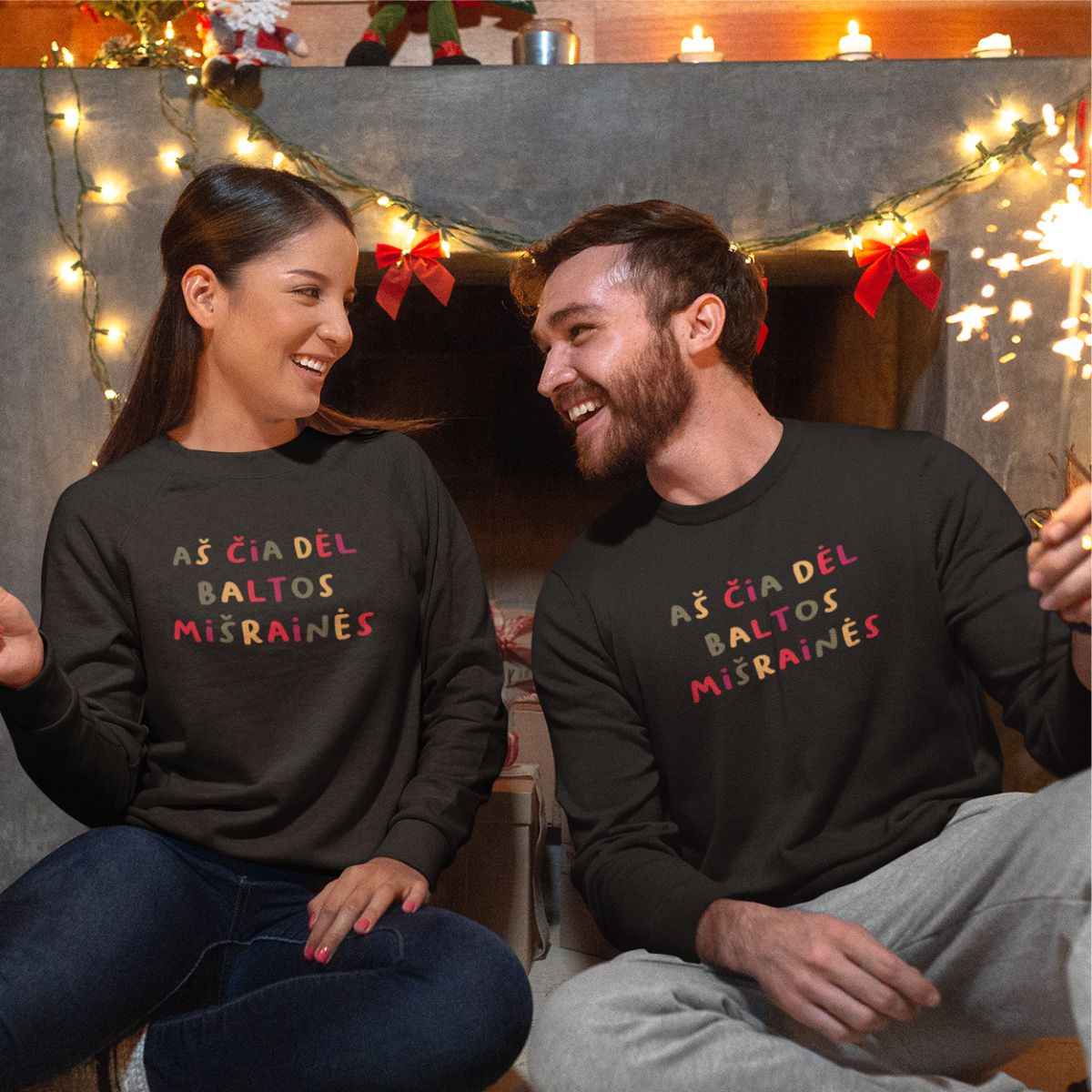 Juodi džemperiai be gobtuvų poroms „Aš čia dėl baltos mišrainės“