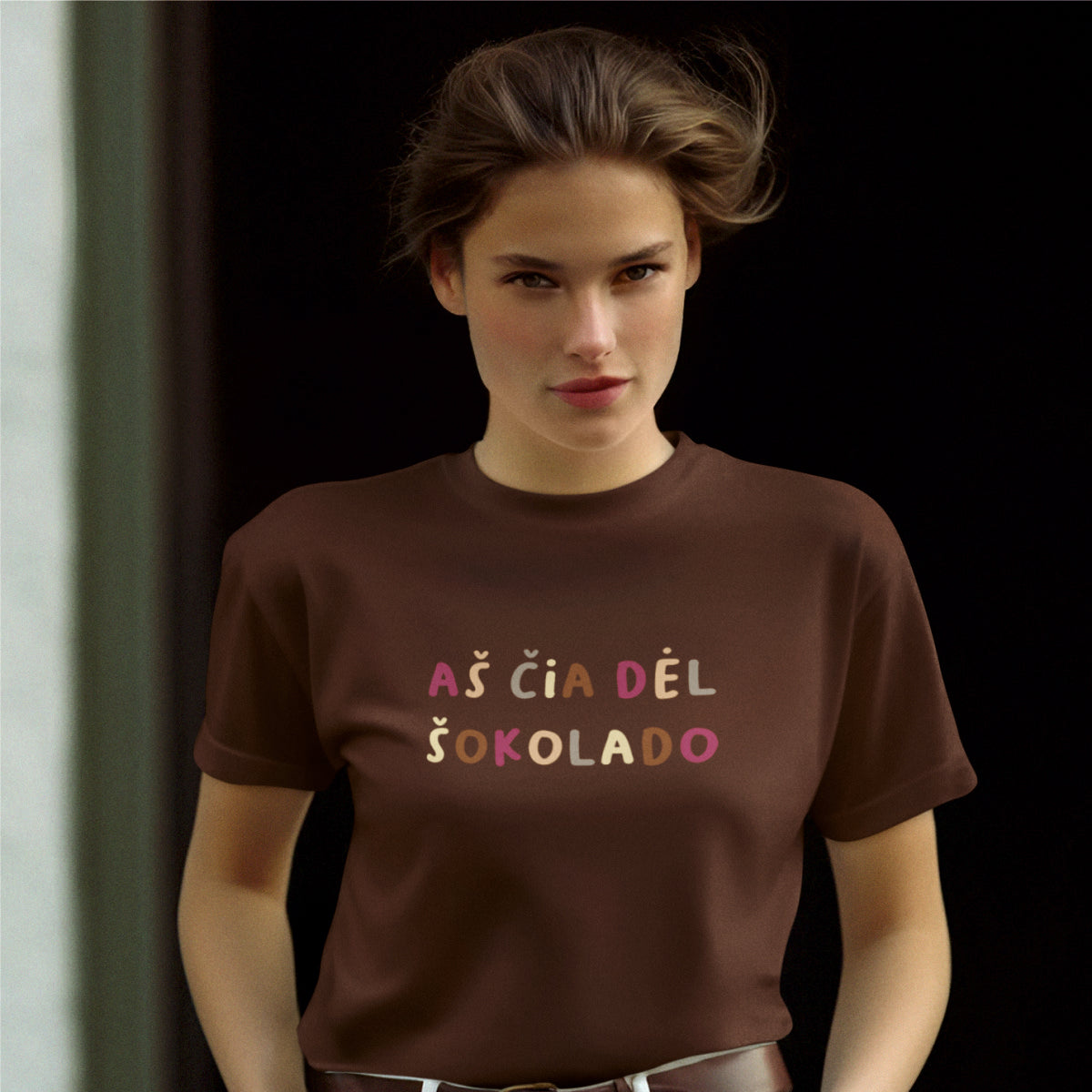 Rudi kalėdiniai UNISEX marškinėliai "Aš čia dėl šokolado"