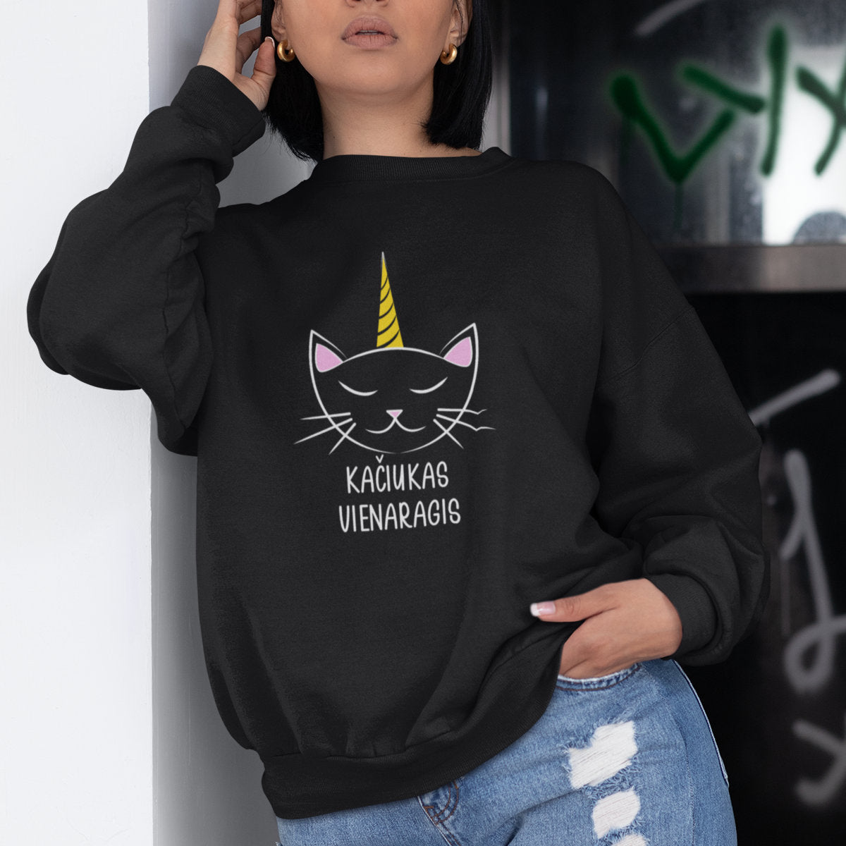 Juodas UNISEX džemperis be gobtuvo "Kačiukas vienaragis"  (S dydis) JUODOJO PENKTADIENIO pasiūlymas!