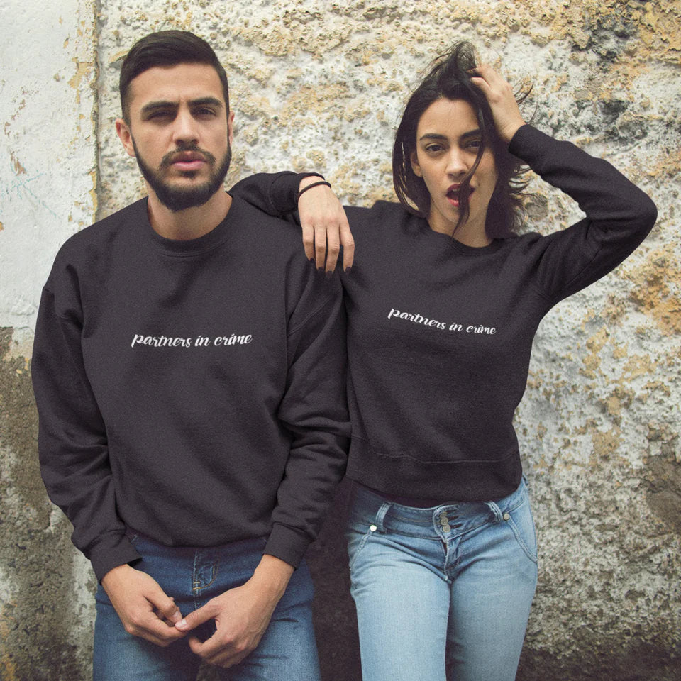 Juodi džemperiai be gobtuvų poroms „Partners in Crime“ (L dydis). Pagamintas išsiuntima prekė. Greitas!