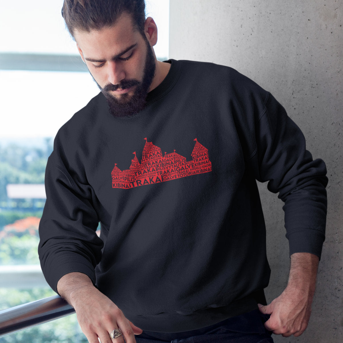 Juodas UNISEX džemperis be gobtuvo "Liepsnojančios Trakų frazės"
