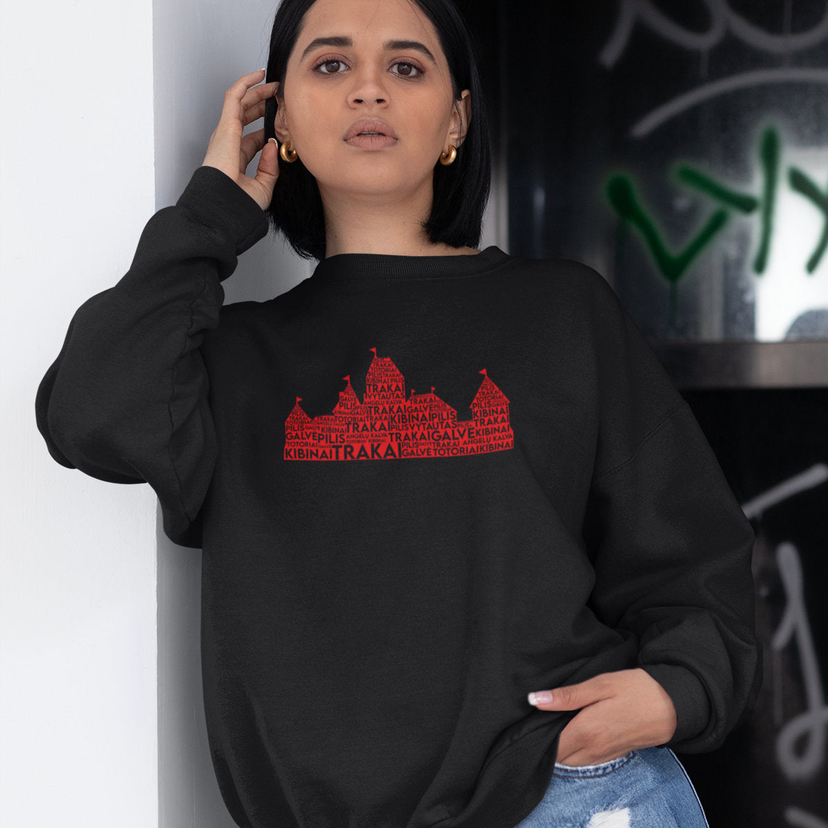 Juodas UNISEX džemperis be gobtuvo "Liepsnojančios Trakų frazės"