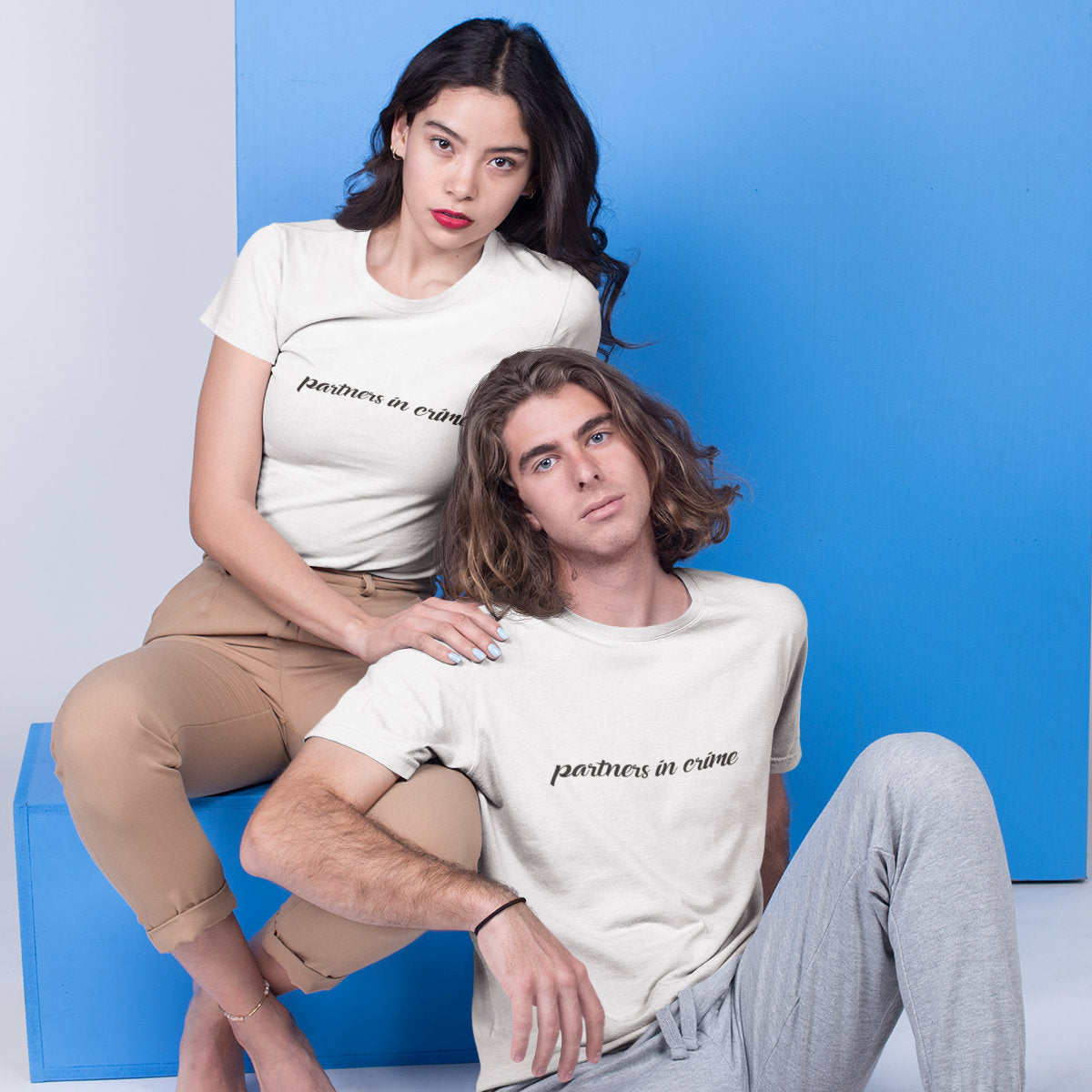 Balti unisex marškinėliai poroms „Partners in Crime“