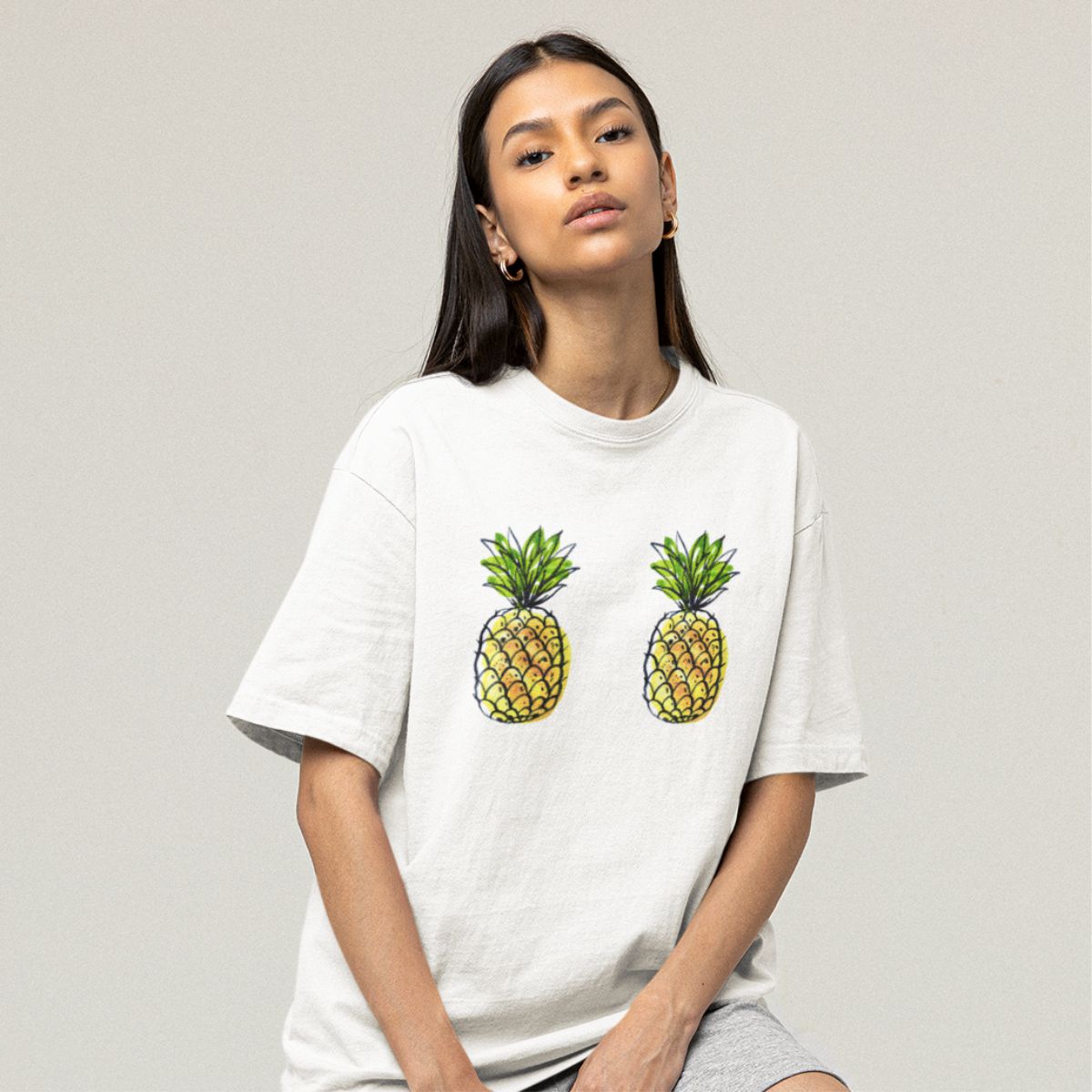 Balti moteriški OVERSIZE marškinėliai "Ananasai“ (L dydis) JUODOJO PENKTADIENIO pasiūlymas!