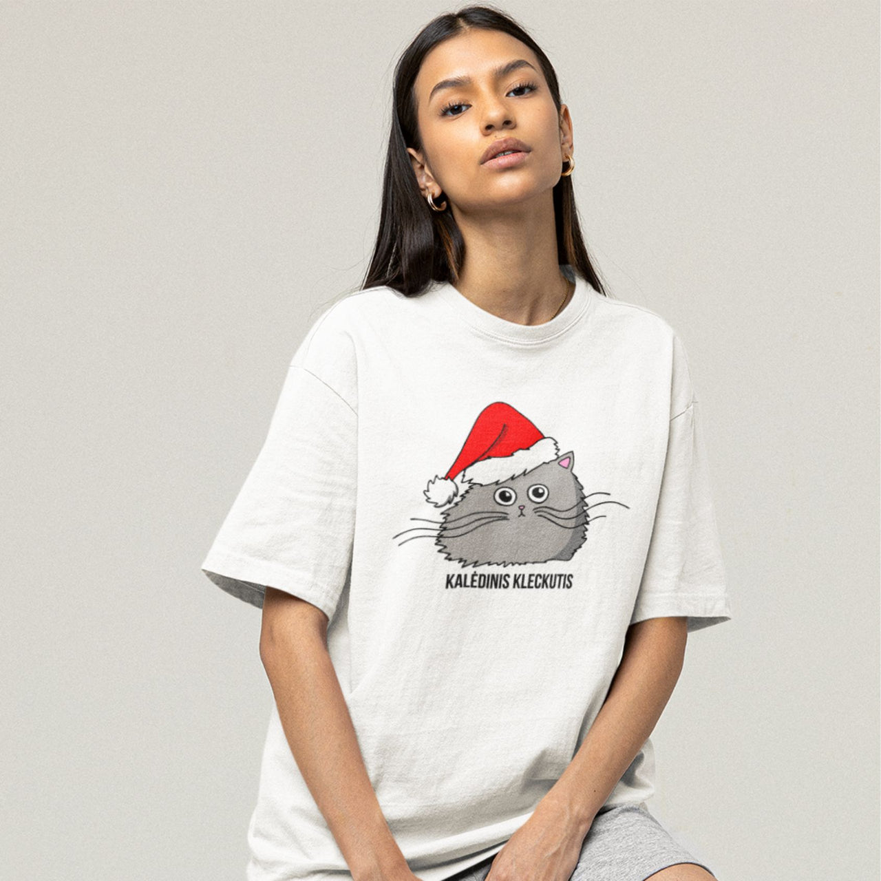 Balti MOT. OVERSIZE marškinėliai "Kalėdinis kleckutis" (M dydis) ŠIURPNAKČIO PASIŪLYMAS)